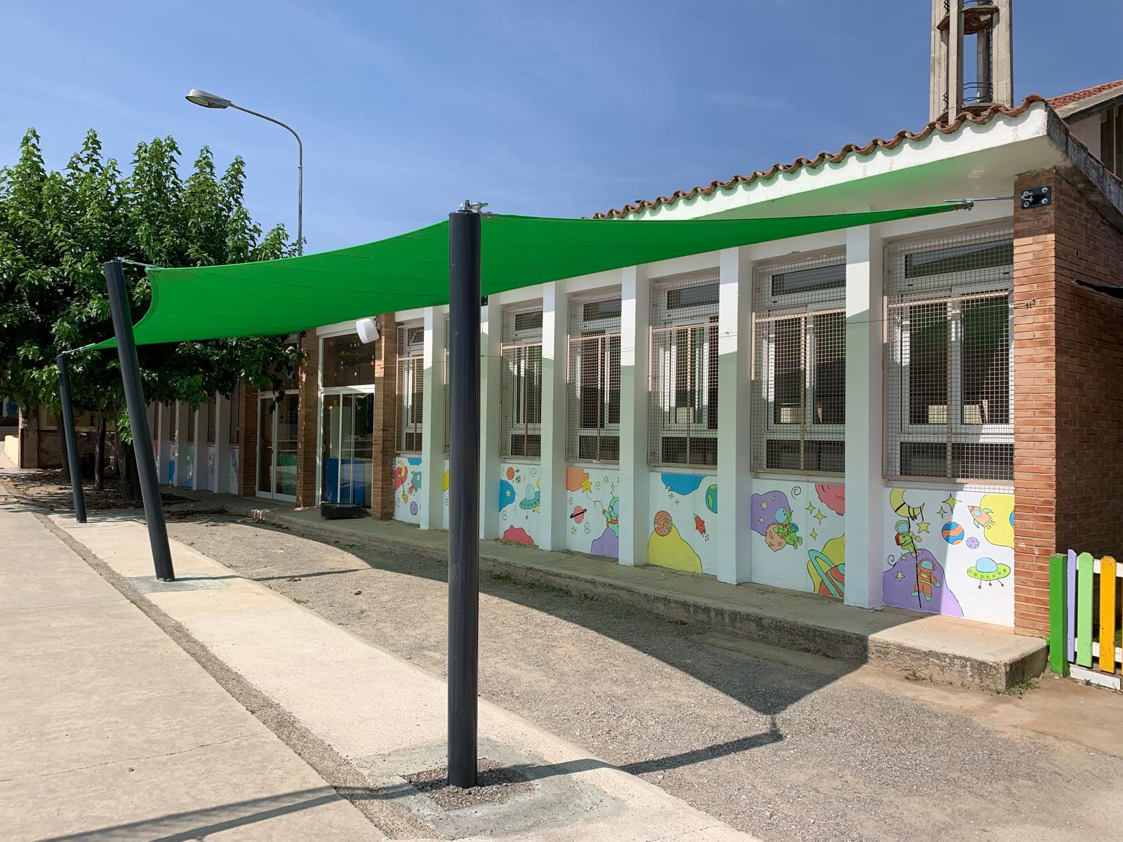 El pati de l'Escola Sant Marc de Cal Bassacs estrena tendals