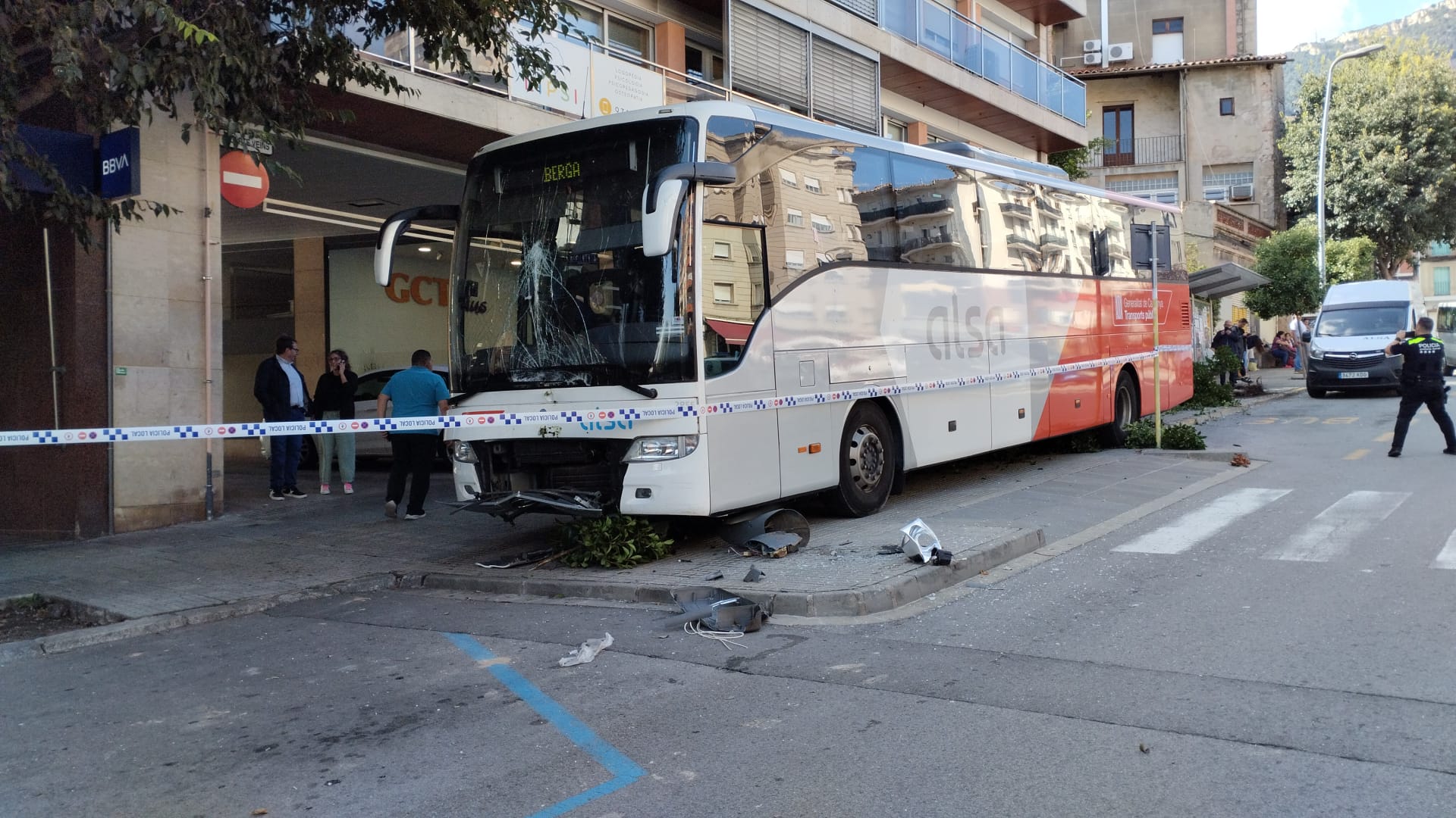 Així ha quedat el bus que s'ha desfrenat al passeig de la Pau