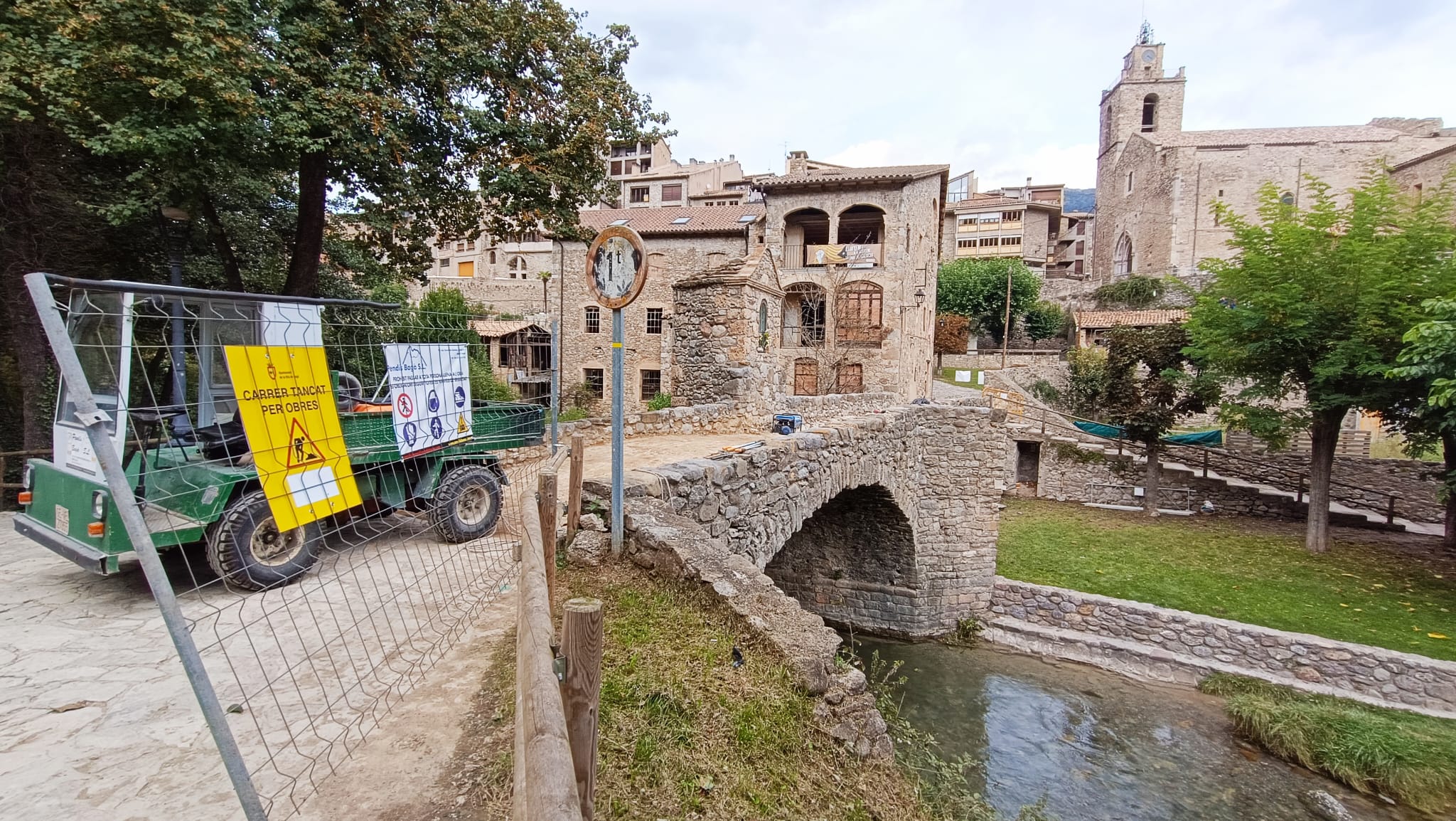 El Pont de la Vila és una construcció medieval catalogada com a Bé Cultural d'Interès Local