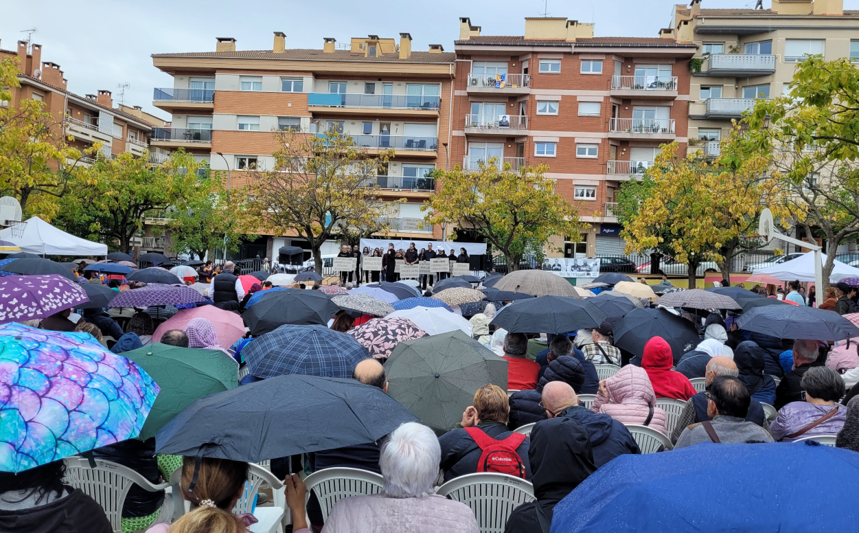 Els paraigües s'han integrat en bona part de l'acte central de l'esdeveniment