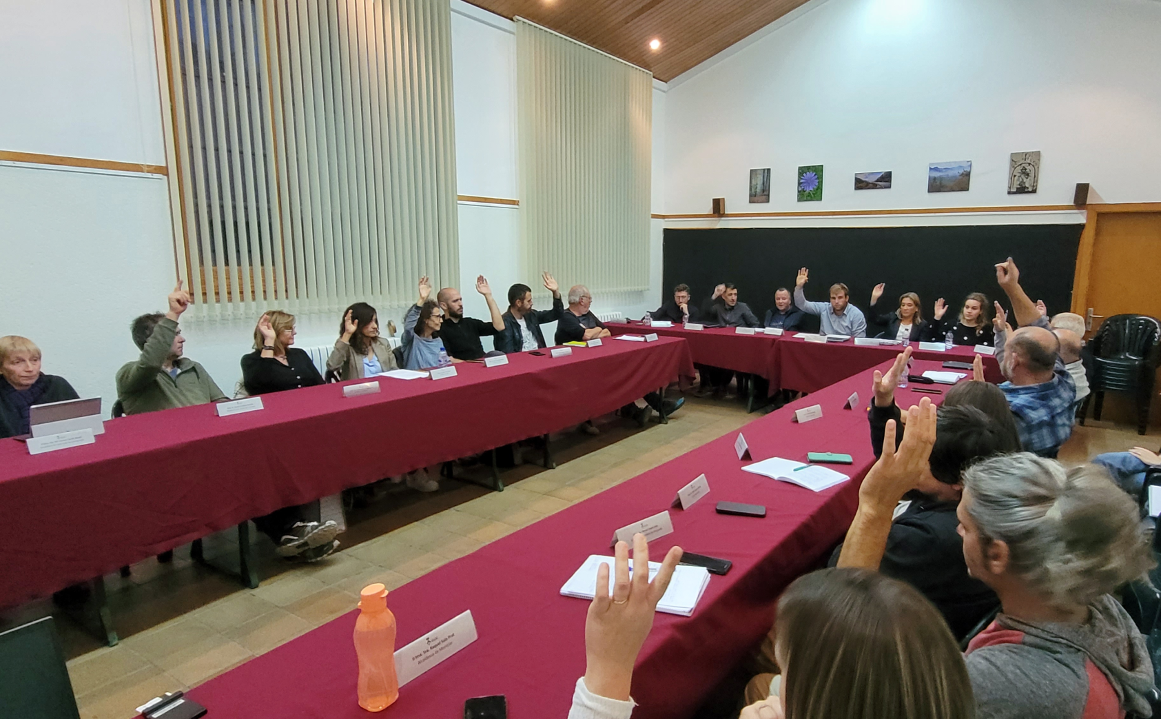 El moment de la votació de la proposta d'Ordenances Fiscals al Consell d'Alcaldies celebrat a Borredà