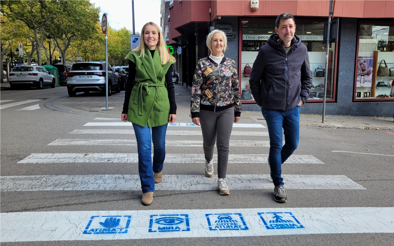 Judit Vinyes, Olivia Díaz i Ivan Sànchez travessen un dels passos senyalitzats