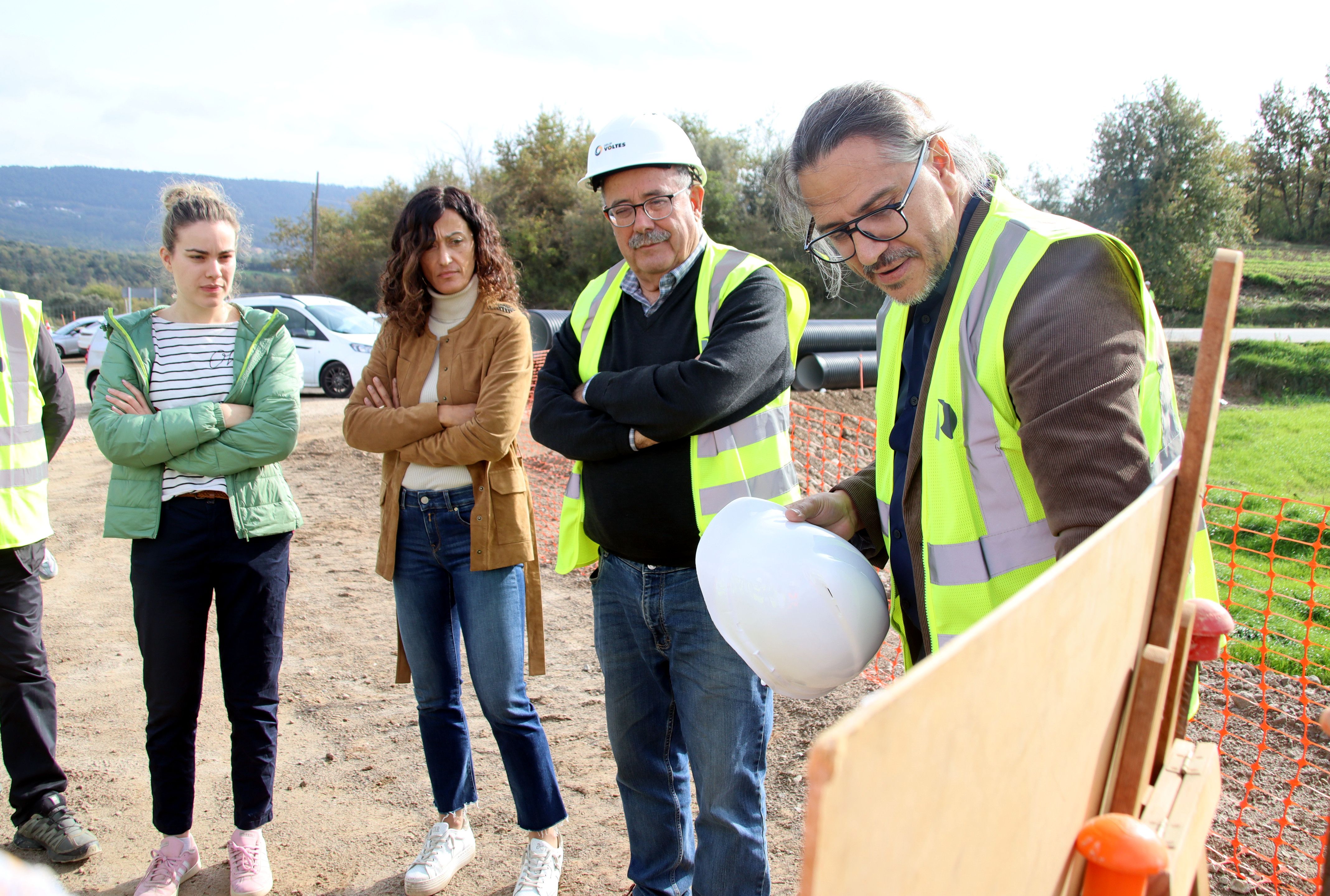 David Prat comparteix els avenços de l'obra a Sara Costa, Sílvia Triola i Manel Nadal