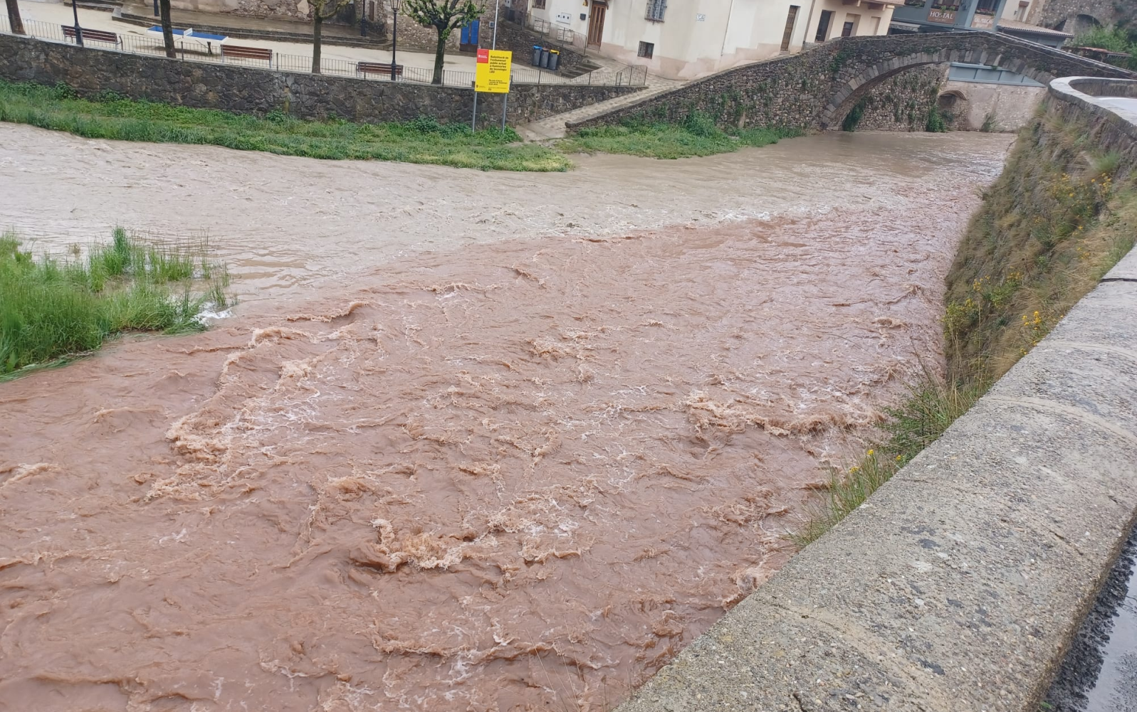 Imatge d'arxiu de la unió dels rius Arija i Llobregat al nucli de la Pobla, un dia de tempesta