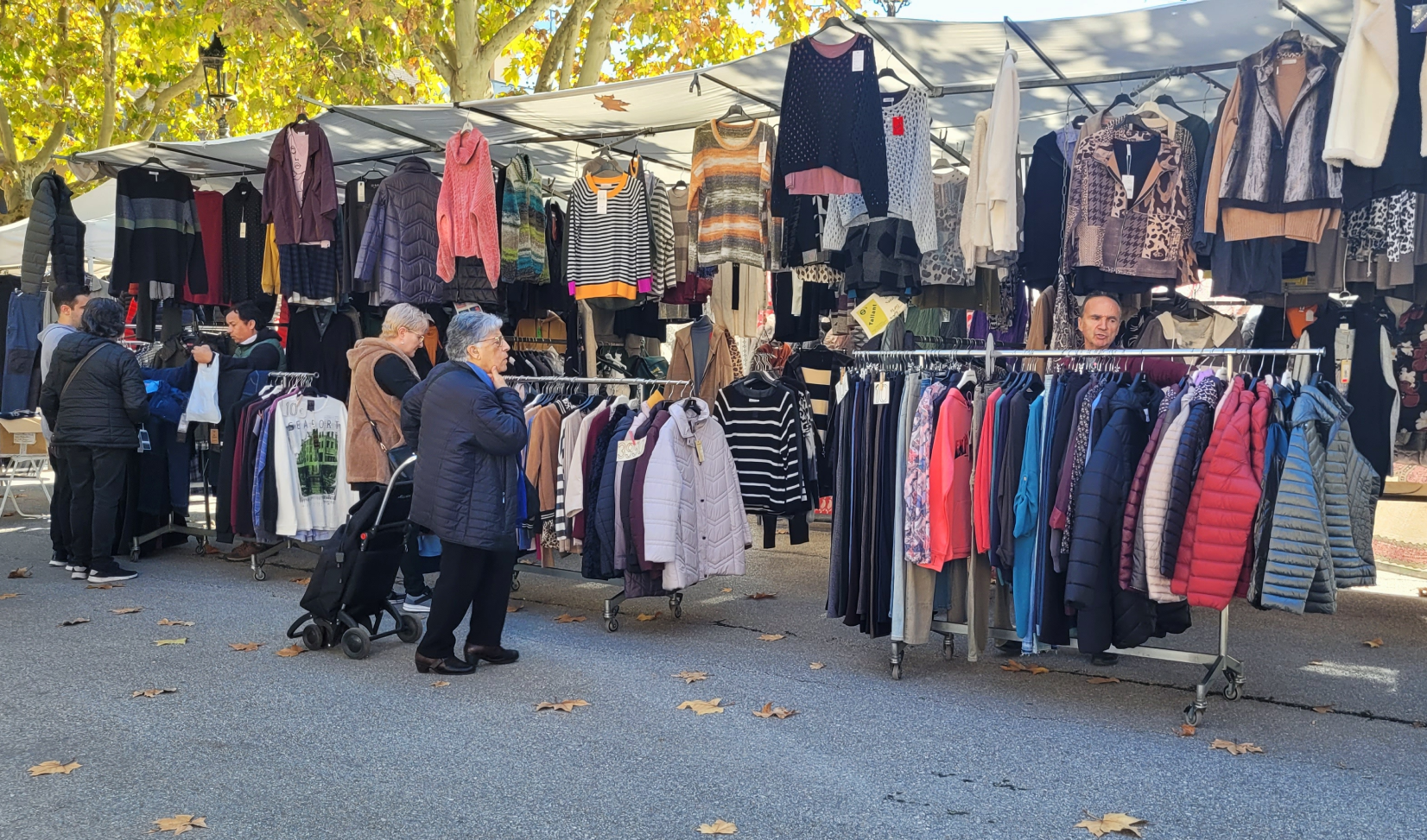 El Vall s'omple de vida i activitat cada dissabte al matí gràcies al mercat setmanal