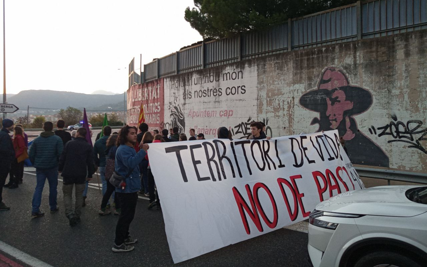 El lema de l'acció ha estat "Territori de vida, no de pas"