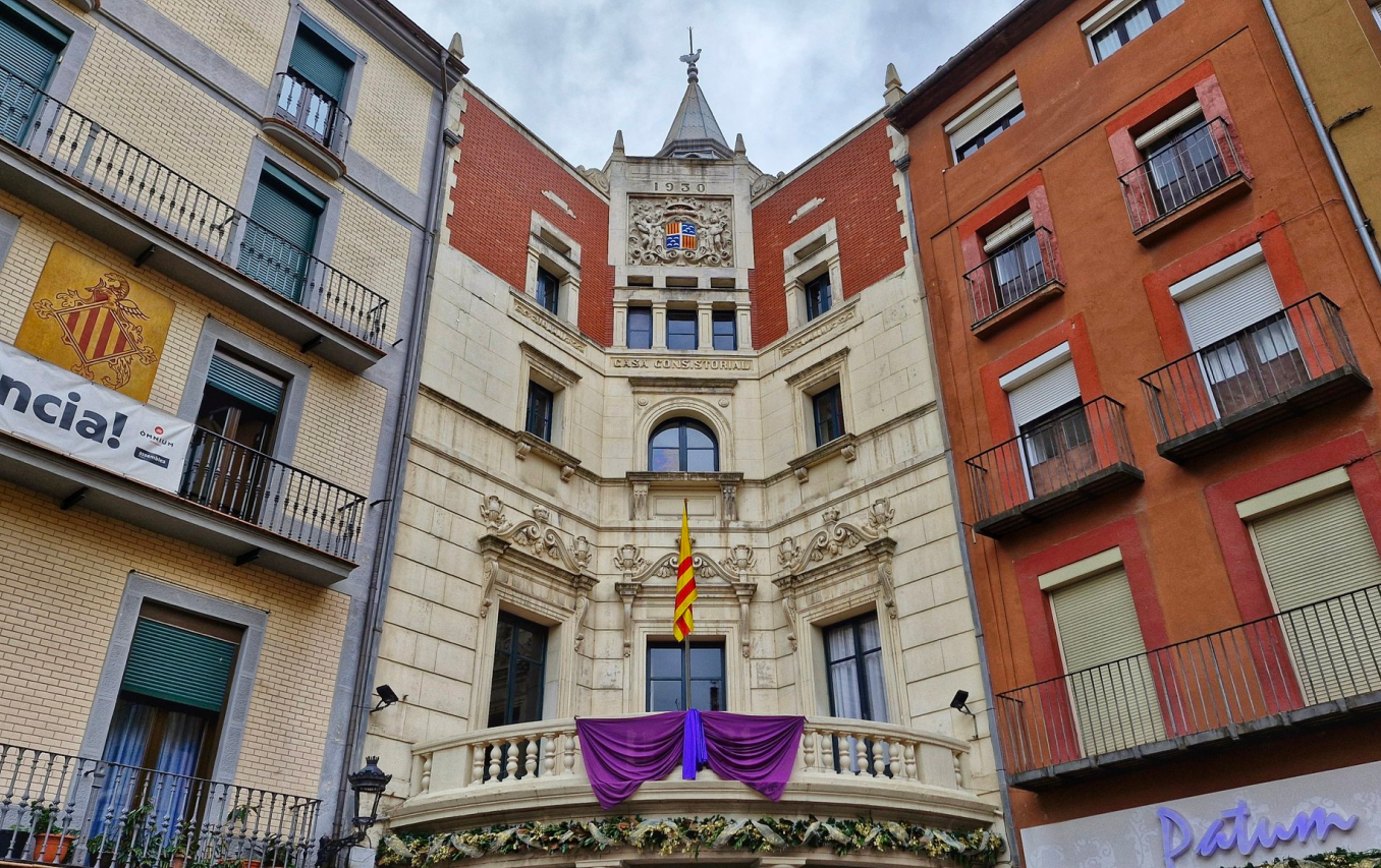 El consistori de la capital s'ha adherit a la commemoració del 25-N vestint de lila el balcó i organitzant diferents activitats divulgatives i sensibilitzadores