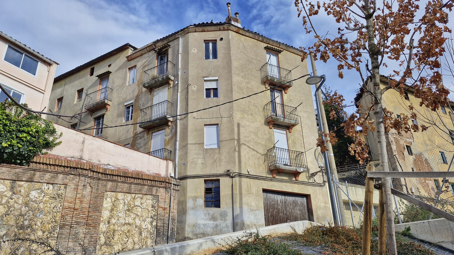 L'edifici consta d'una planta baixa destinada a locals, tres plantes amb dos habitatges per planta i una zona de trasters al sota coberta