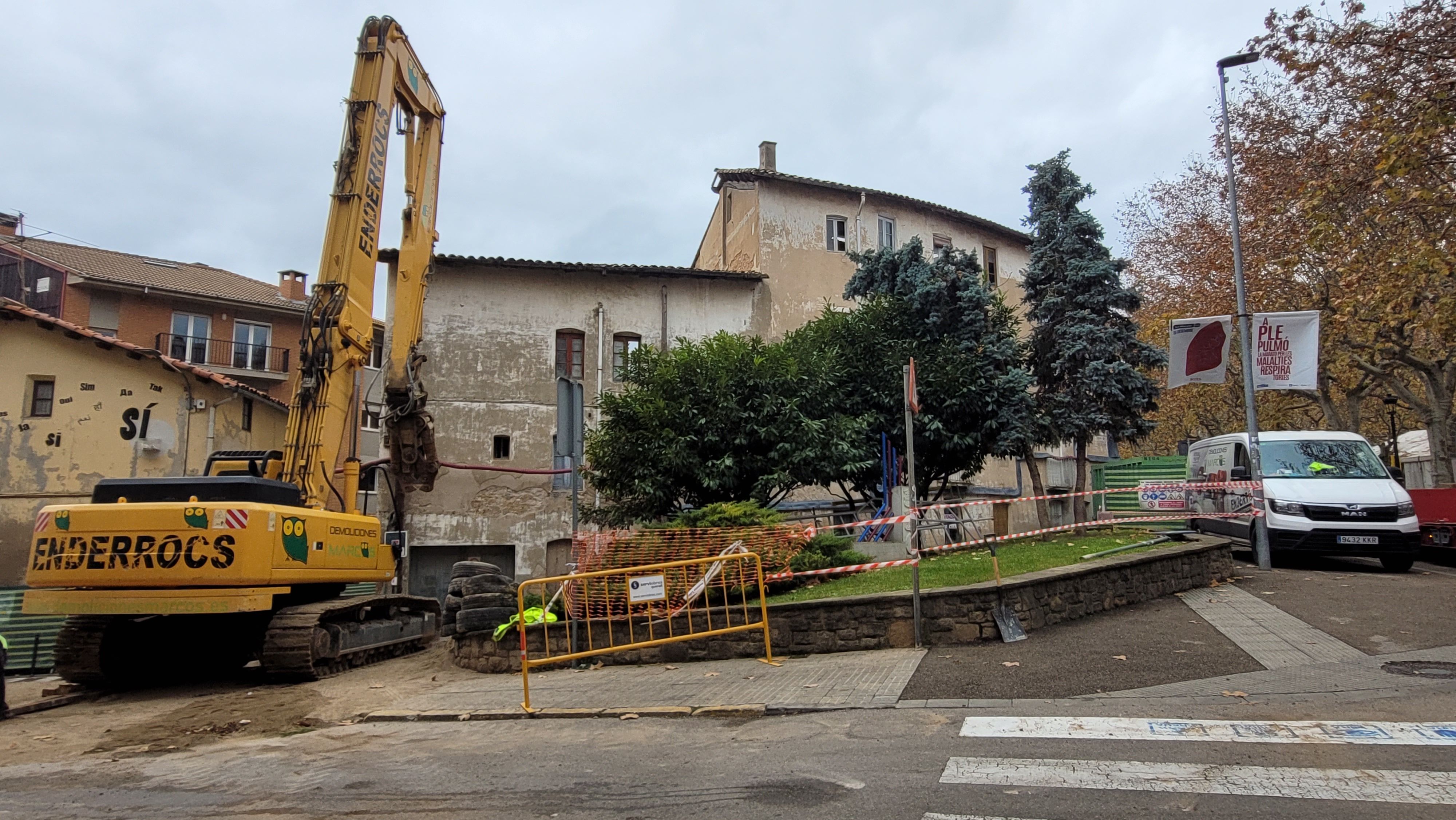 L'edifici a enderrocar ocupa els números 2, 4 i 6 del carrer Lluís Millet i el número 12 del passeig de la Indústria