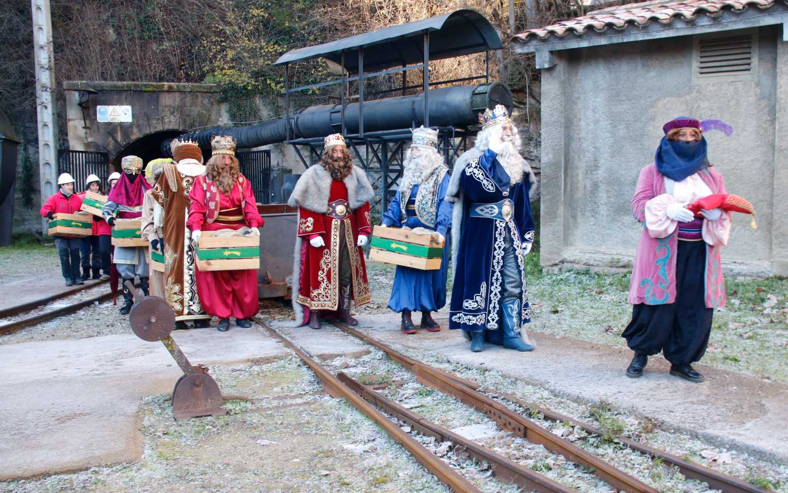 Els tres reis i la seva comitiva han recollit els quilos de carbó que, al gener, repartiran entre els nens i nenes que no han fet bondat