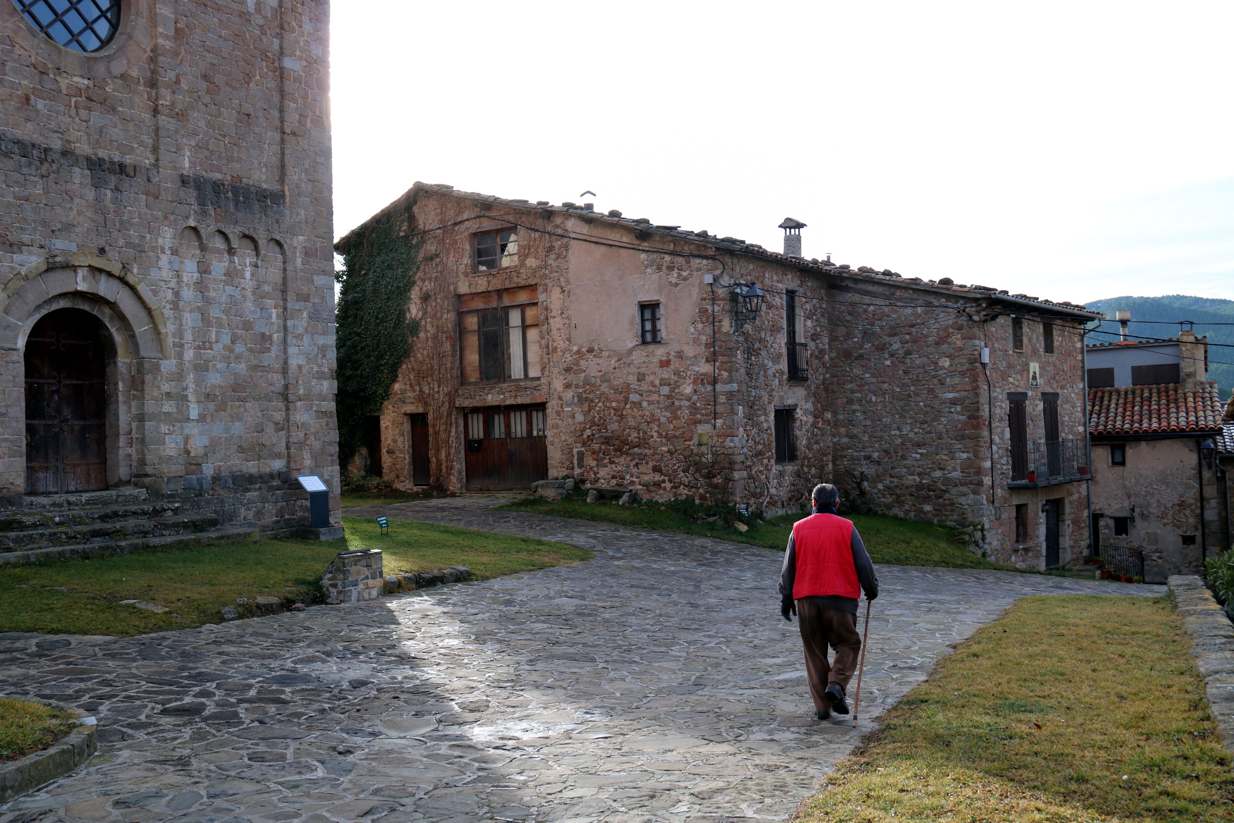 Imatge d'arxiu d'un veí passejant per Sant Jaume de Frontanyà