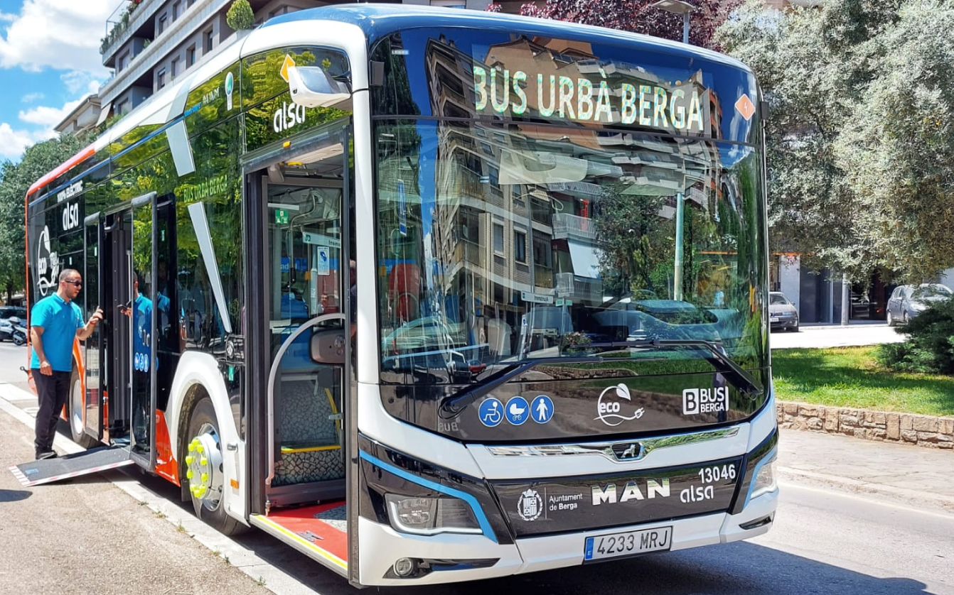 El vehicle del Bus Urbà actual té una major capacitat de viatgers i unes dimensions més grans que l'anterior