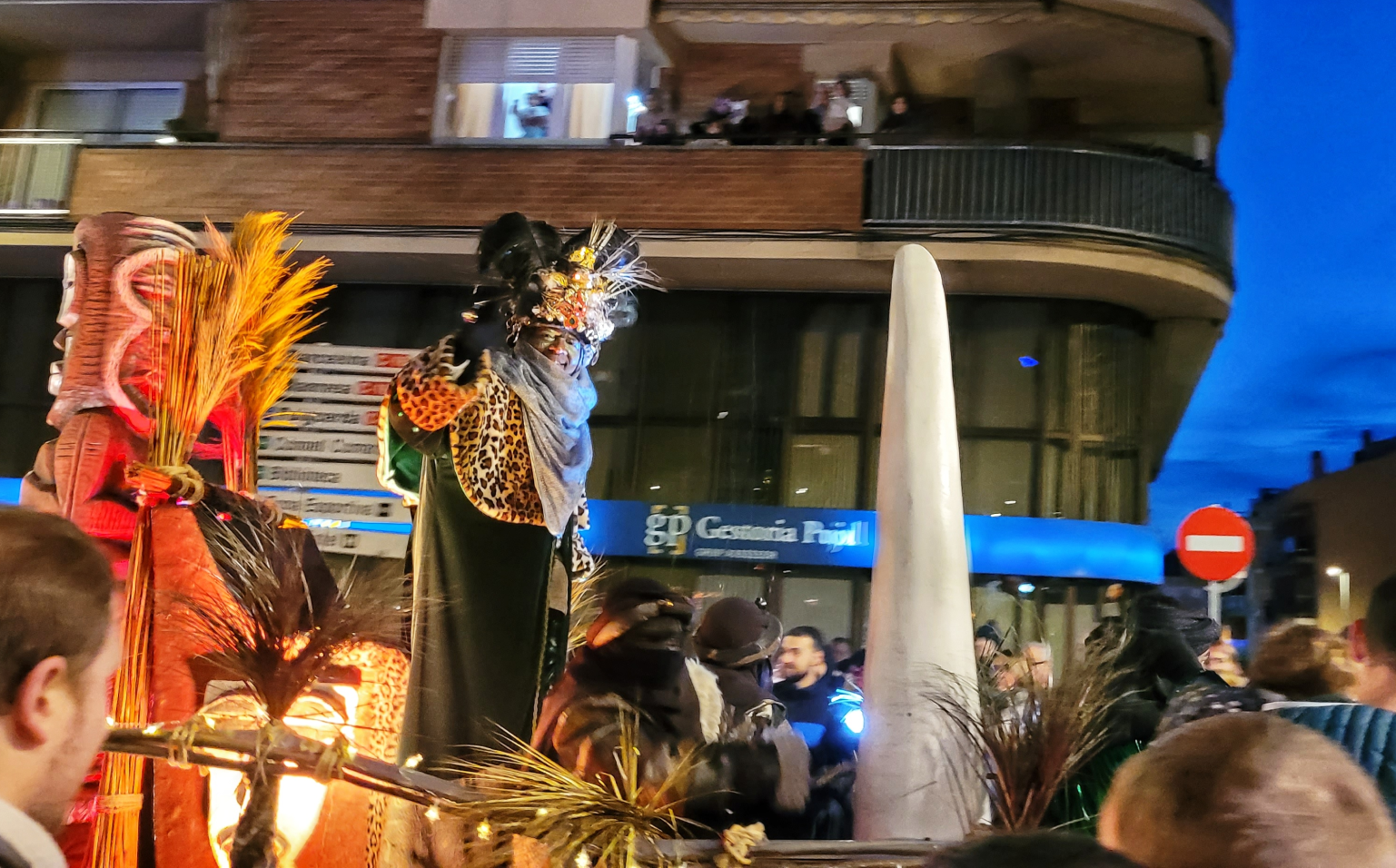 Melcior, Gaspar i Baltasar han tingut ocasió de saludar el veïnat durant la cavalcada