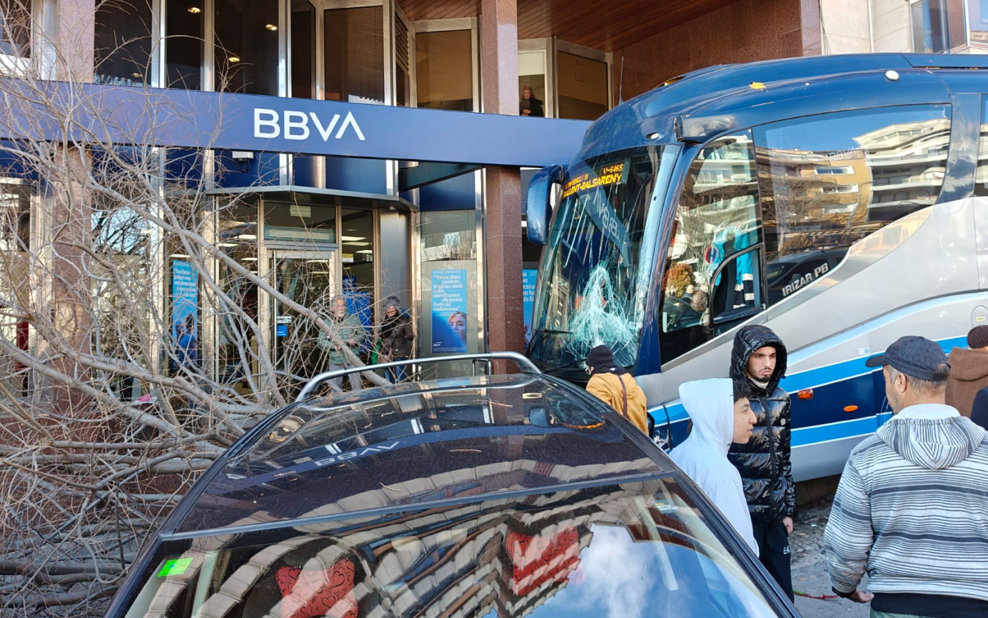 El bus s'ha desfrenat i s'ha desplaçat ocupant la vorera del passeig de la Pau