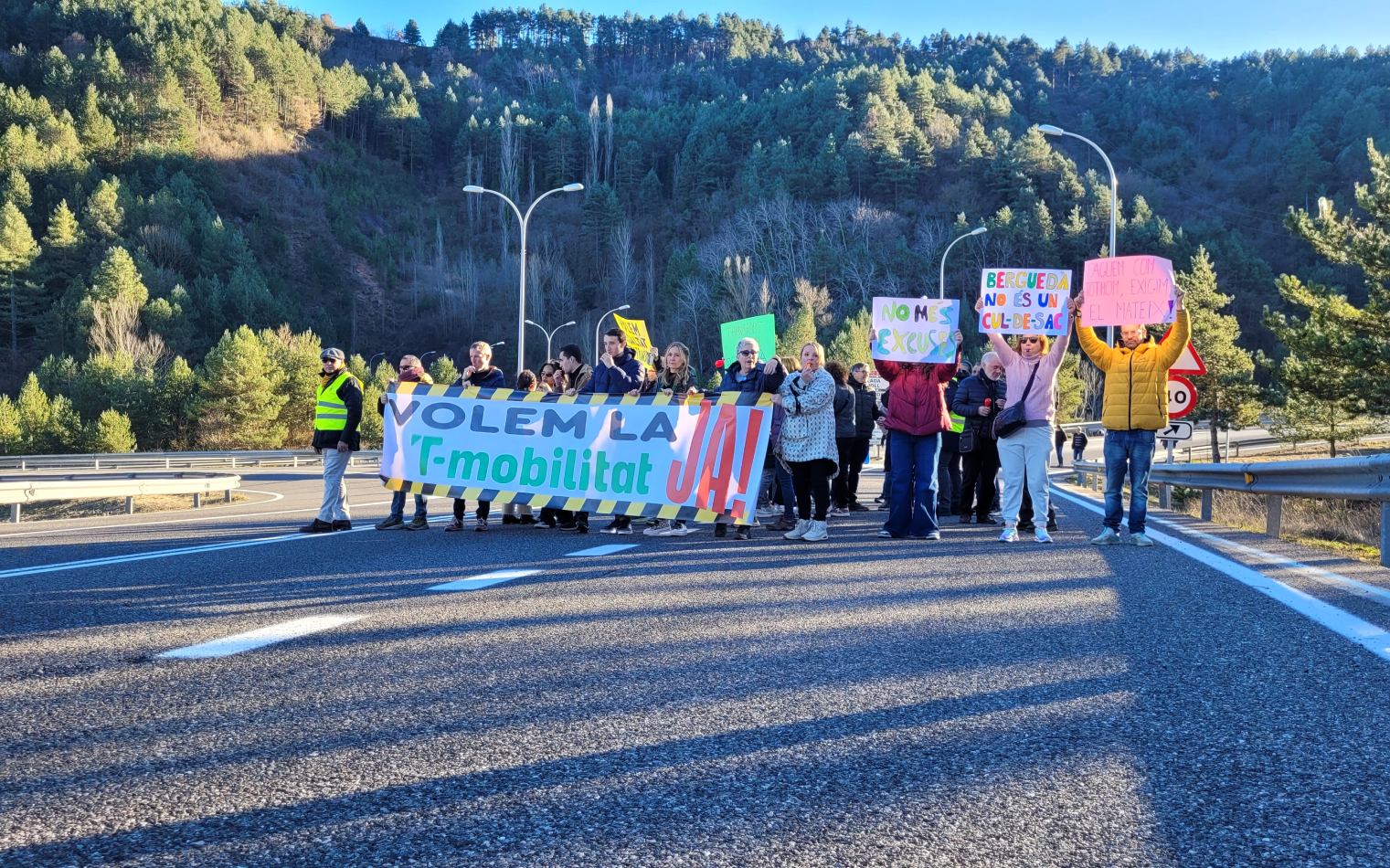 El tall s'ha executat a la boca nord del Túnel de Berga i ha aplegat una cinquantena de persones