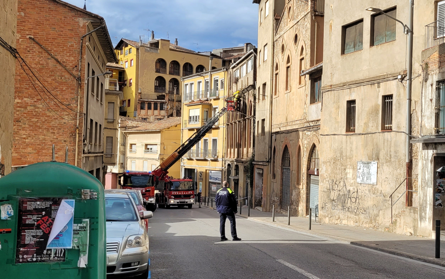 Els treballs per estabilitzar la façana han mantingut la Ronda Moreta tallada al trànsit uns minuts