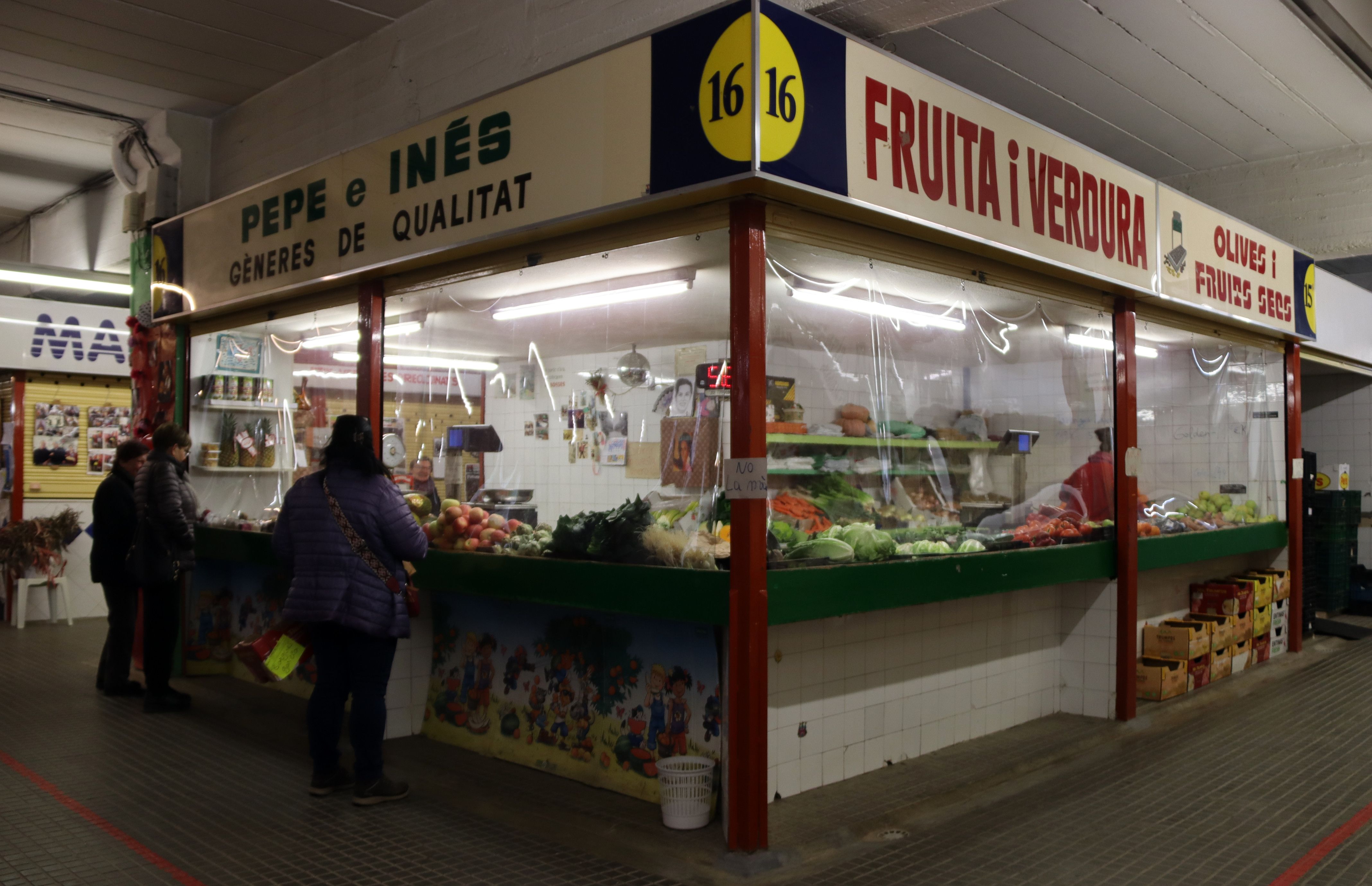 Malgrat que hi hagi poca oferta, hi ha clientela que continua comprant setmanalment al mercat