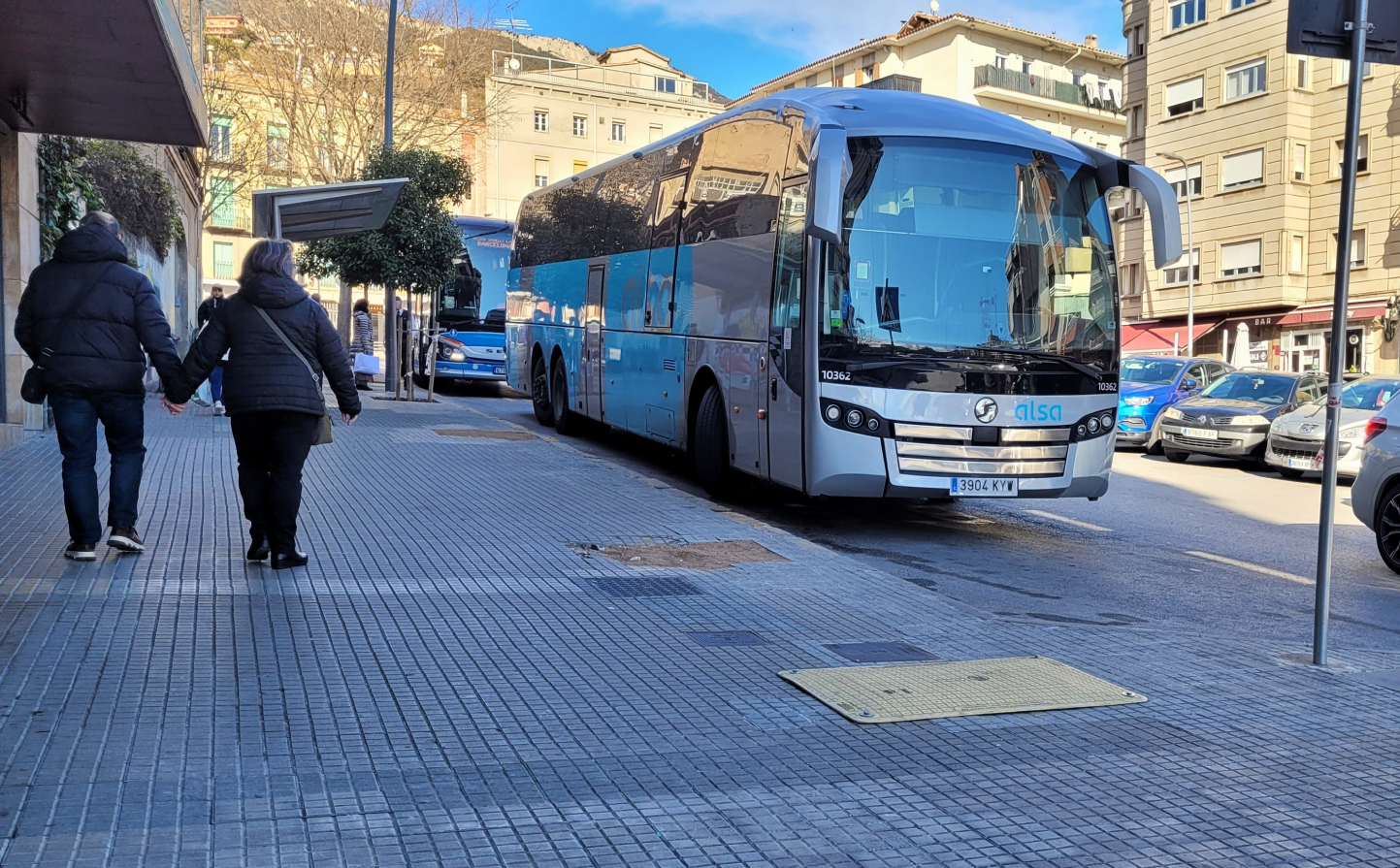 Un autobús estacionat a la parada del passeig de la Pau de Berga