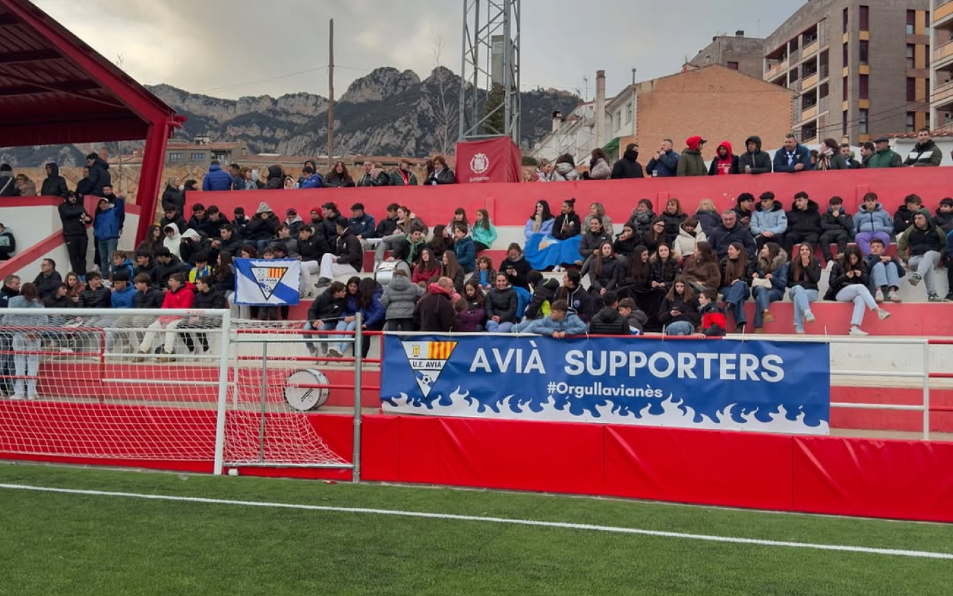 La grada d'animació de l'Avià, aquest diumenge al Municipal de Berga