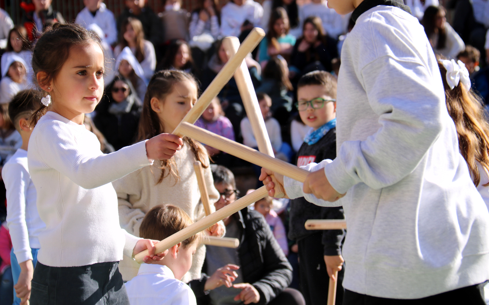 L'alumnat de primària s'han endinsat en el ball de bastons del 'Virolet'