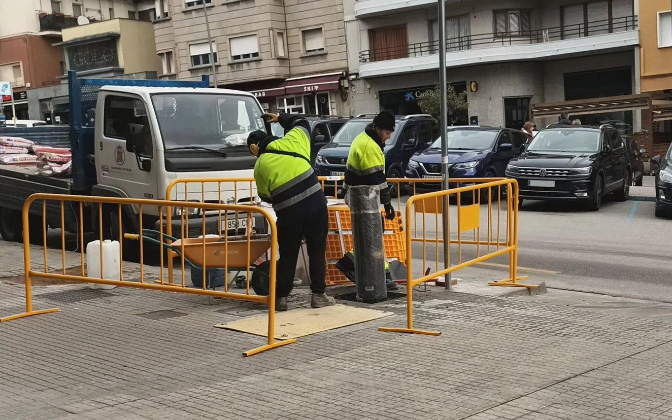 Operaris de la brigada col·locant el primer fitó al passeig de la Pau