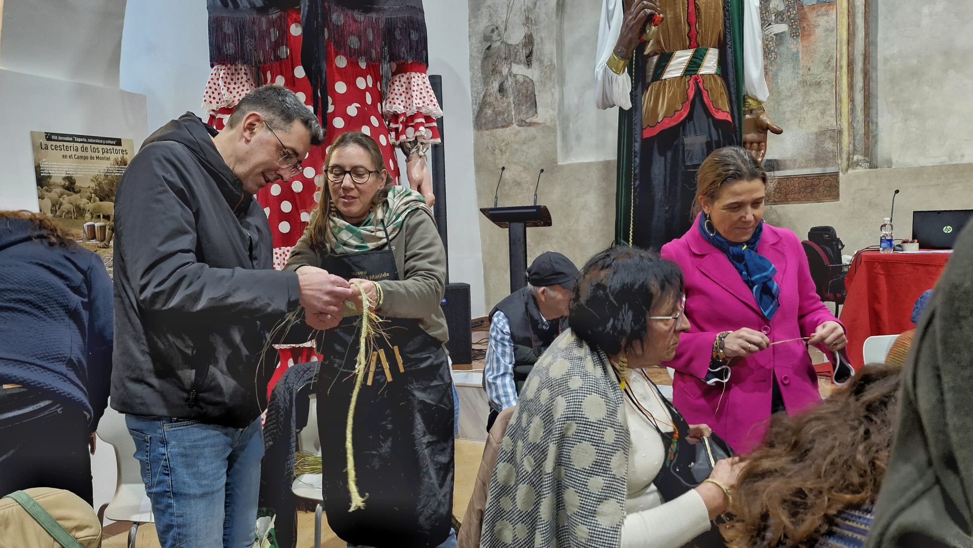 L'alcalde de Berga, Ivan Sànchez, en el decurs del taller d'elaboració d'objectes d'espart a Caravaca de la Cruz