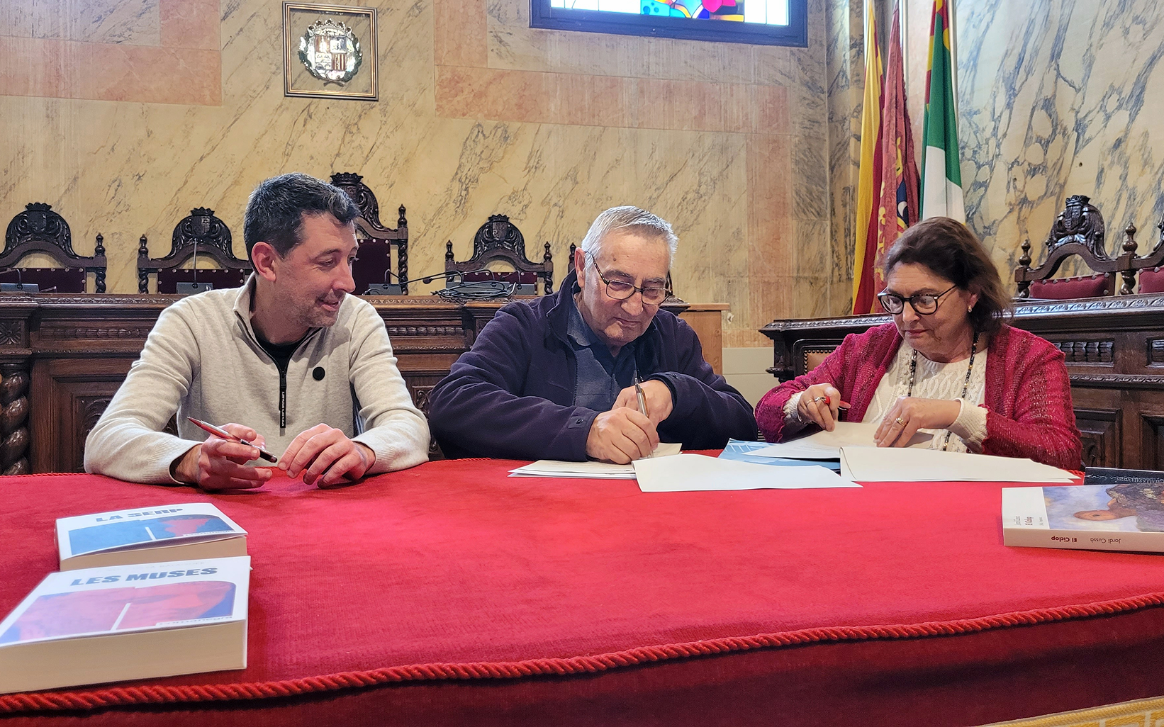 L'instant de la signatura de l'acord de cessió del Fons Jordi Cussà a l'Ajuntament de Berga