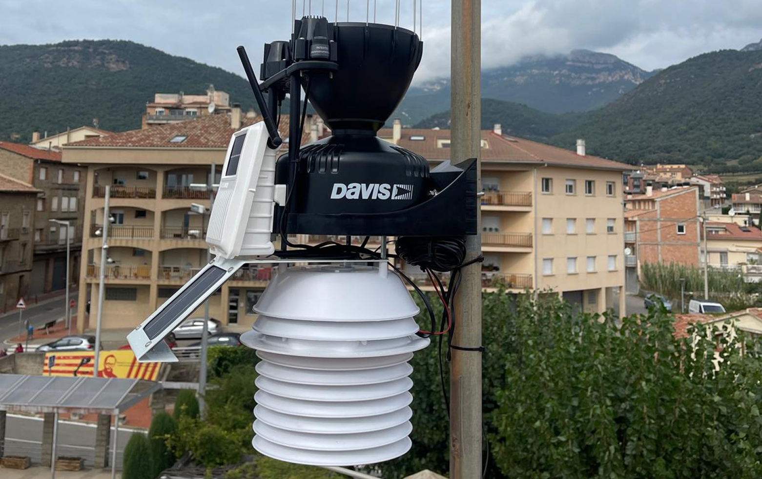 L'estació meteorològica s'ha col·locat a la teulada de la casa consistorial avianesa