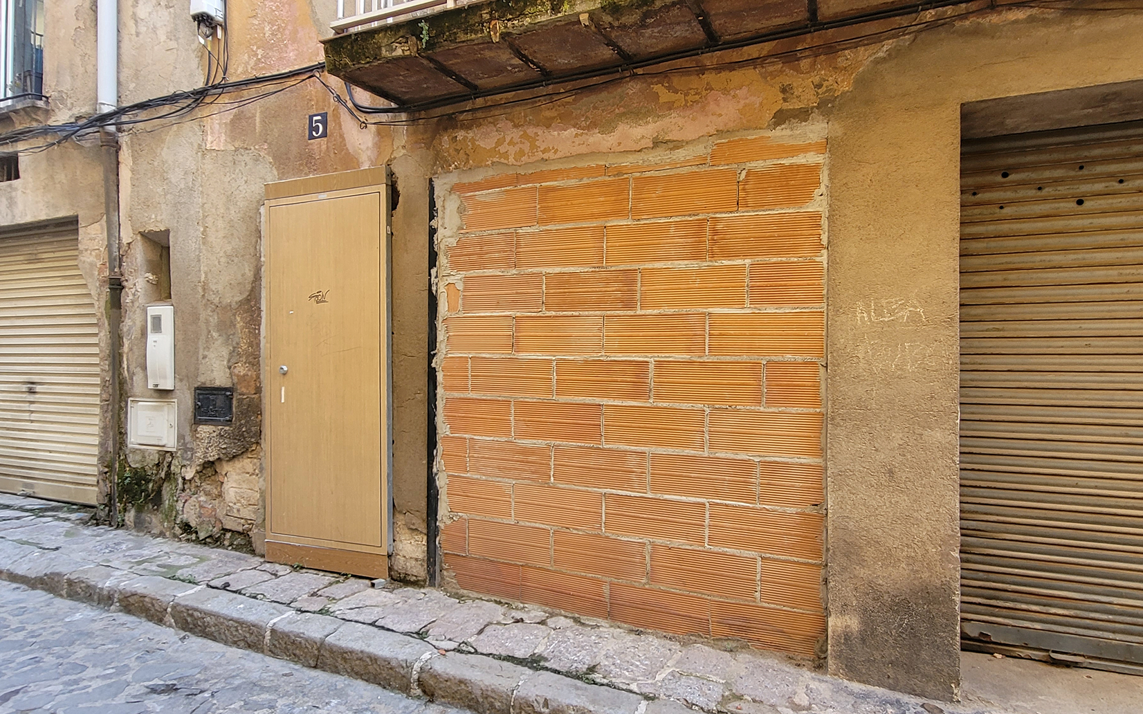 El número 5 del carrer Harmonia de Berga és un dels immobles que s'ha tapiat a la zona del Barri Vell