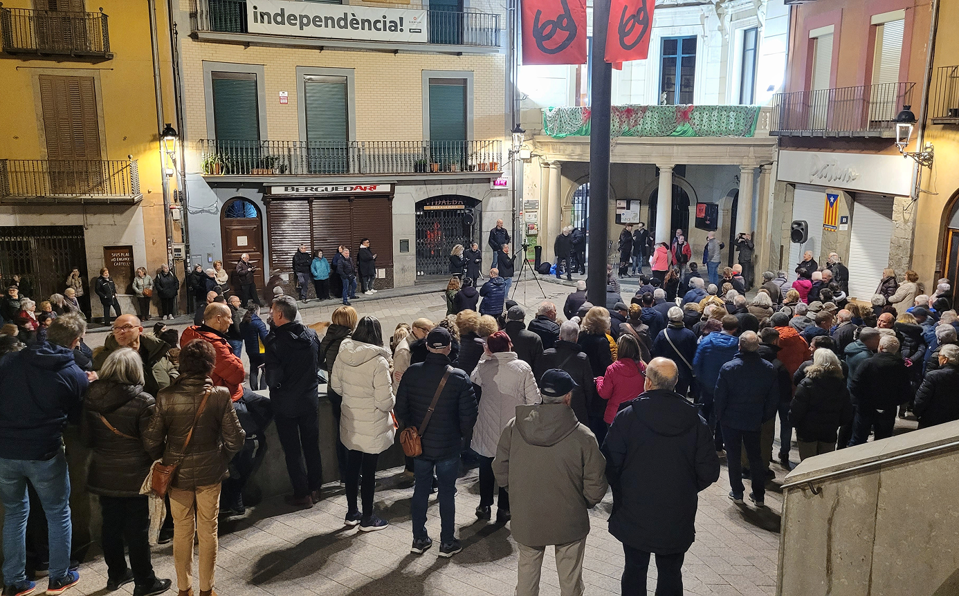 Els veïns i veïnes de la ciutat han exemplificat el rebuig a la violència en una concentració a la plaça Sant Pere