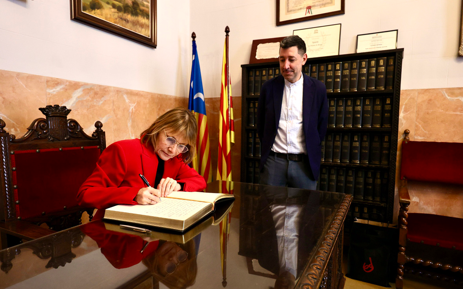 Lluïsa Moret ha signat el llibre d'honor de l'Ajuntament de Berga