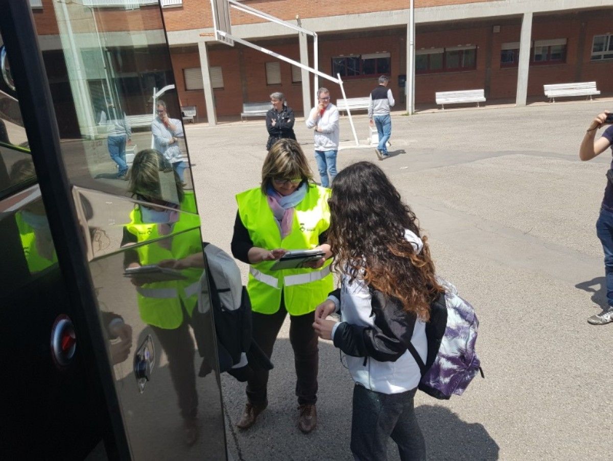 Una noia pujant a l'autobus aquest migdia, a l'Institut Guillem de Berguedà.