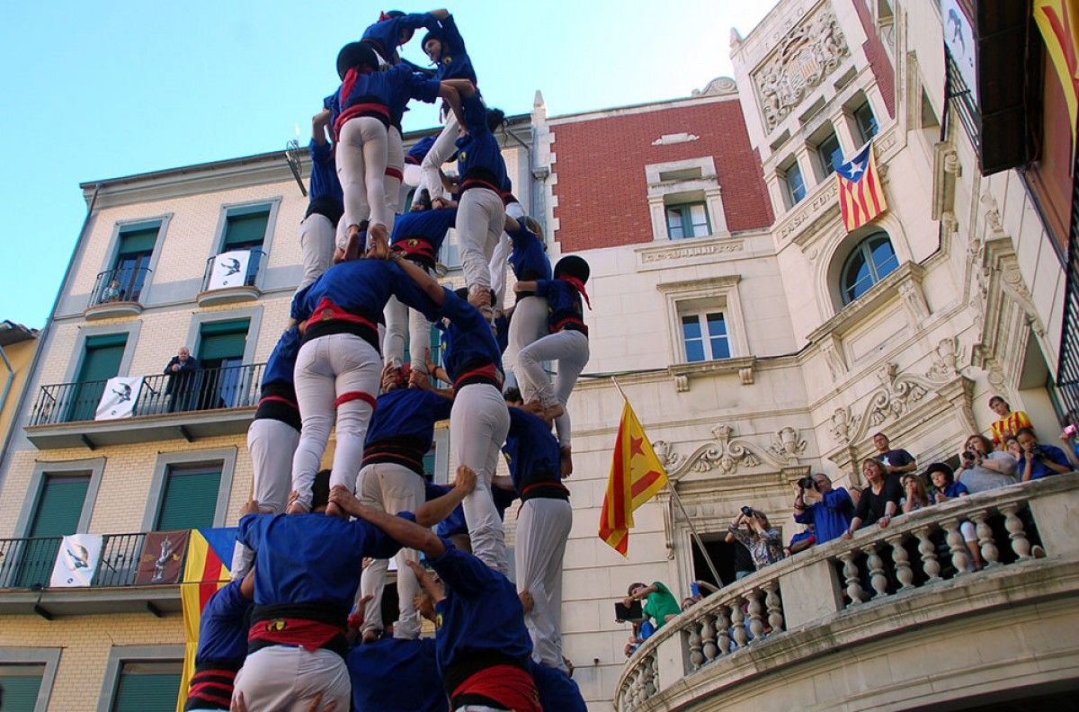 Els Castellers de Berga actuant a la plaça de Sant Pere. 