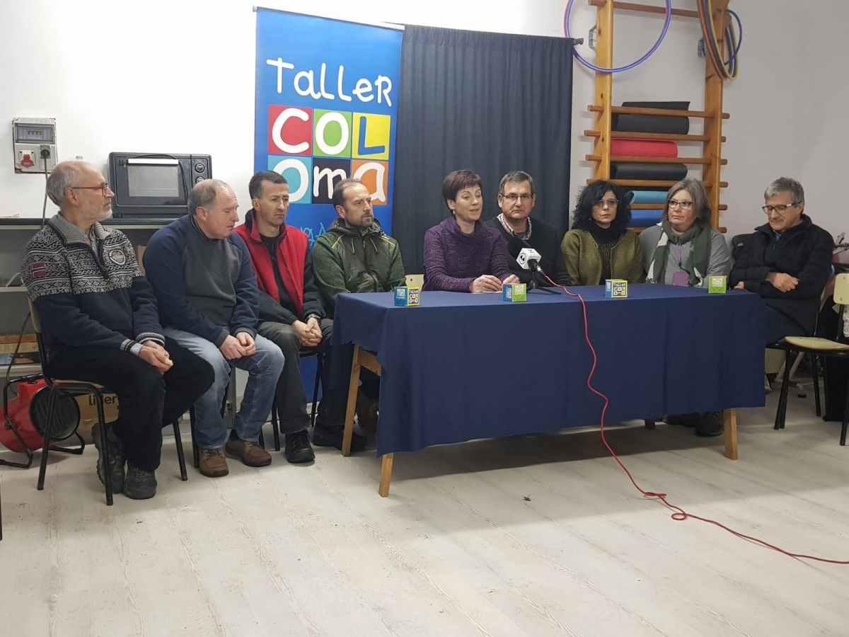 Representants del Taller Coloma i del Rotary Club Berguedà, en roda de premsa.