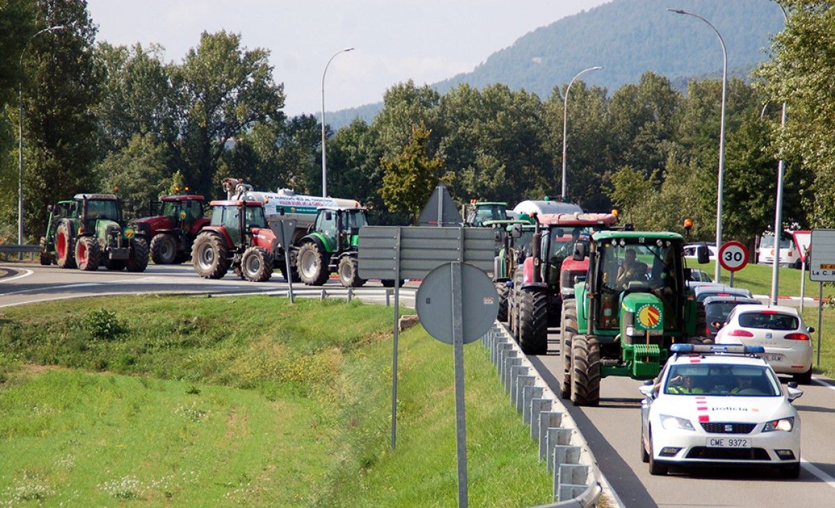 Concentració de tractors sortint de la Valldan cap a Berga