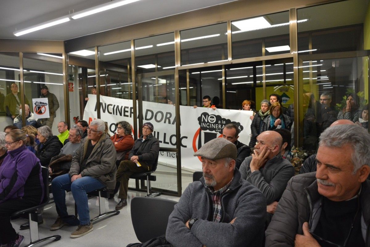 Una cinquantena d'opositors a la incineradora van assistir de públic al plenari al gener (arxiu).