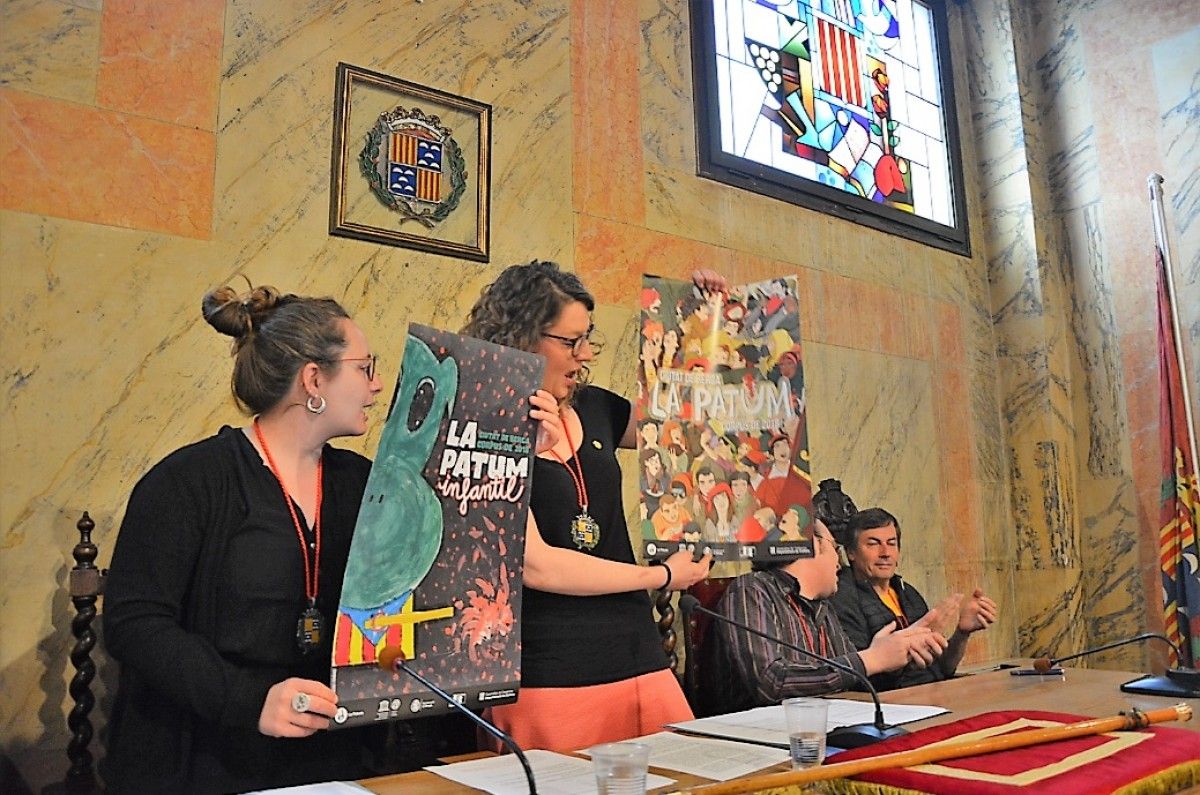 La regidora de Patum, Mònica Garcia, i l'alcaldessa Montse Venturós, en el moment de mostrar els cartells guanyadors.