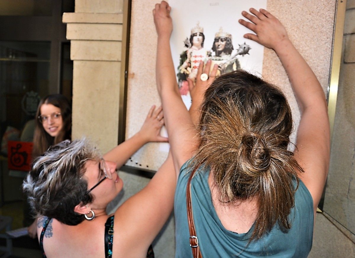 L'alcaldessa i la llavors regidora Mònica Garcia col·locant el cartell de la Patum, l'any passat.