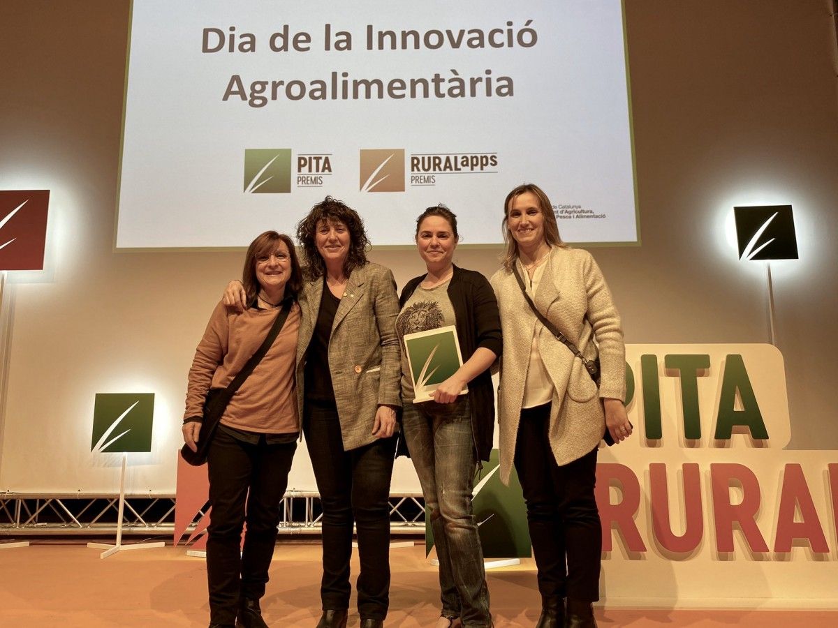 Maria Costa amb el premi PITA (al centre) al costat de la consellera Teresa Jordà.