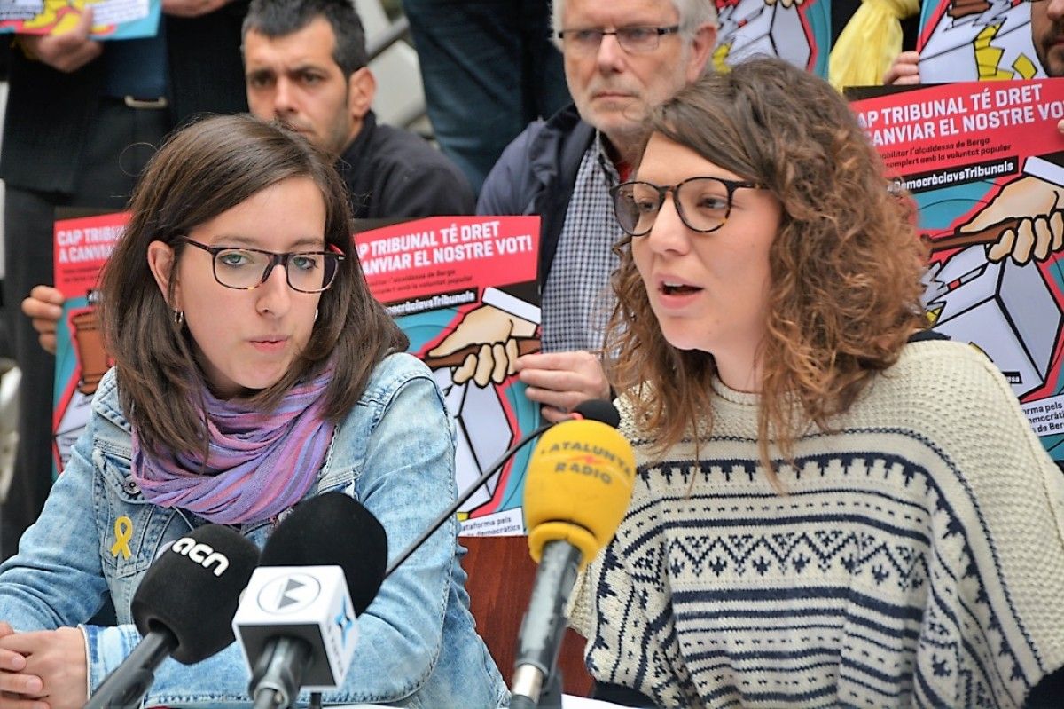 Montse Venturós (a la dreta) amb la portaveu de la plataforma de suport, Roser Valverde.