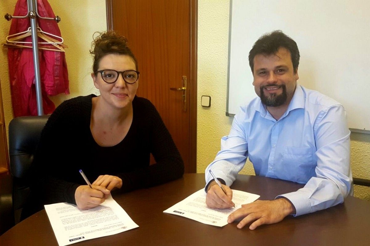 L'alcaldessa de Berga,  Montse Venturós, i el gerent de concessions de Sorea, Josep Maria Montserrat han signat l'acord amb vigència d'un any.
