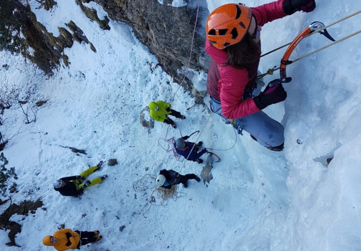 Una de les activitats de la trobada d'escalada en gel al Pedraforca.