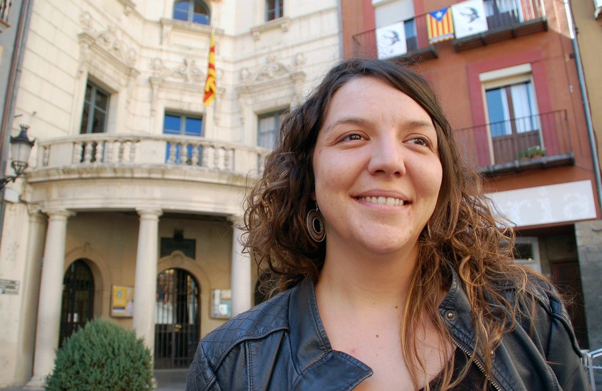 L'alcaldessa de Berga, Montse Venturós, davant l'Ajuntament amb l'estelada. 