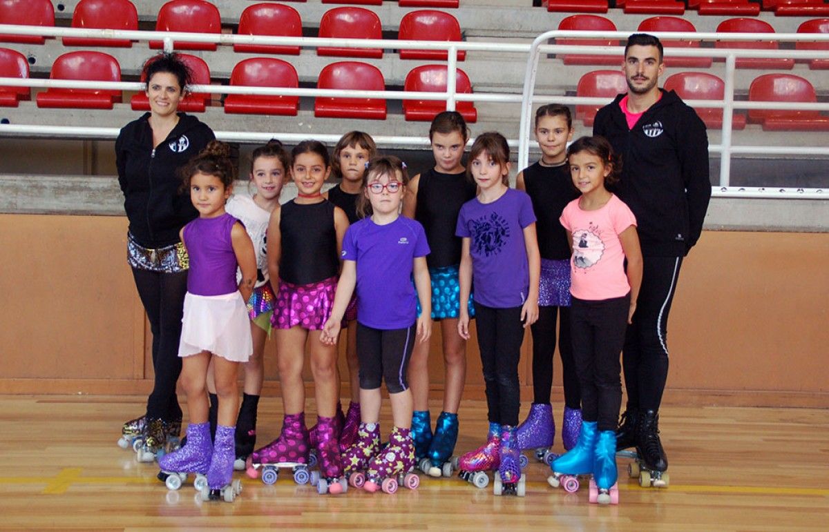 El grup de nenes més petites del Club Patí Berguedà amb els dos tècnics, Lluís Vall i Judit Subirana