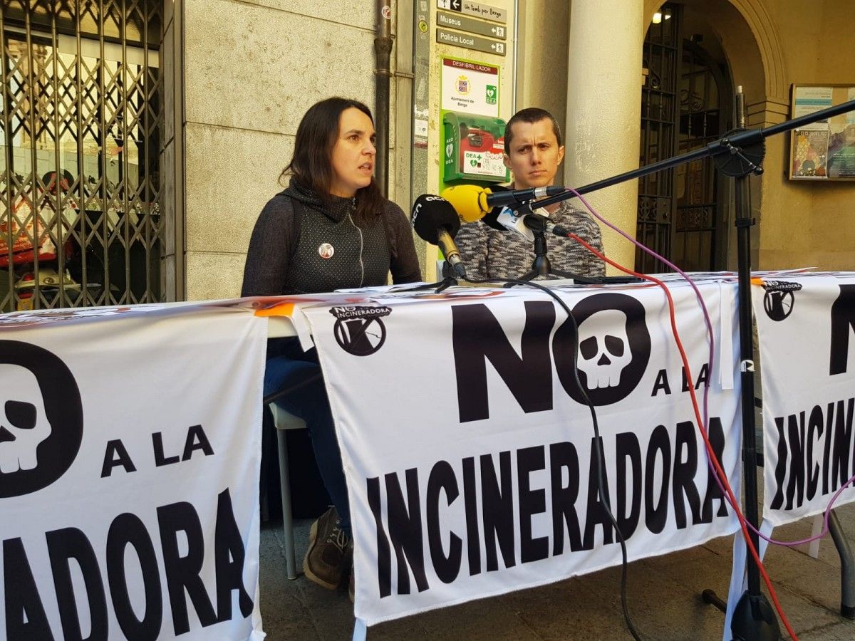  Roda de premsa que la Plataforma Anti Incineradora de Cercs ha fet aquest dilluns a la plaça de Sant Pere de Berga.