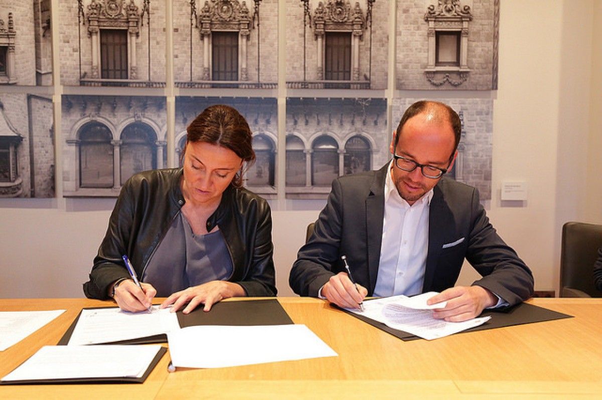 La presidenta de la Diputació, Mercè Conesa, i el president del Consell Comarcal del Berguedà, David Font, signen el conveni