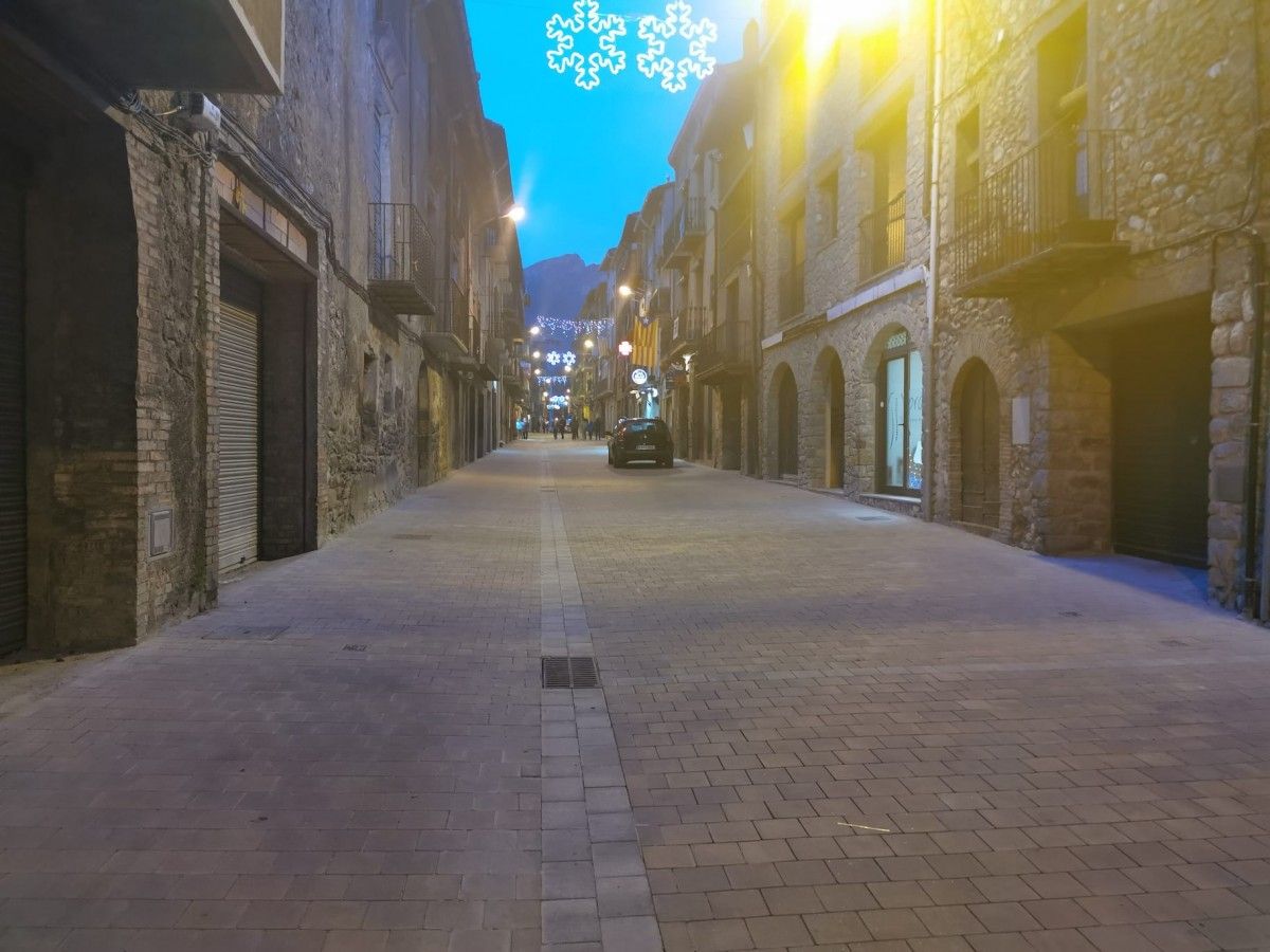 Part del carrer del Raval on s'han fet treballs de millora del paviment, al desembre.