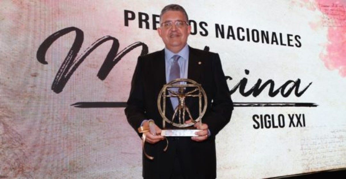 Pere Mir amb el guardó dels Premis Nacionals de Medicina del Segle XXI. 