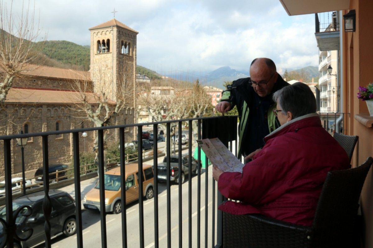 Una parella al balcó del pis turístic on s'allotgen, a Guardiola de Berguedà. 