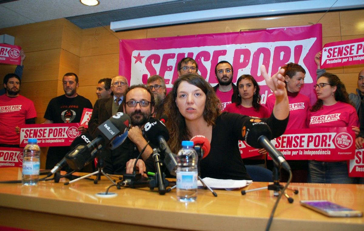 Montse Venturós i Benet Salellas, donant explicacions sobre per què ha decidit no declarar, la primera vegada.